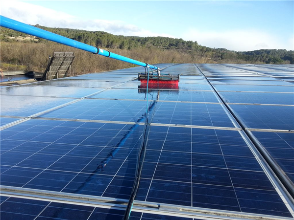 Maintenance, nettoyage de centrale photovoltaïque en Auvergne, Rhône-Alpes